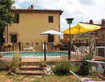 Blick vom Garten auf den Pool